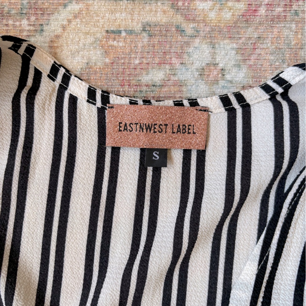 🌿🦋 East west Crop Top•NWOT - Picture 4 of 4